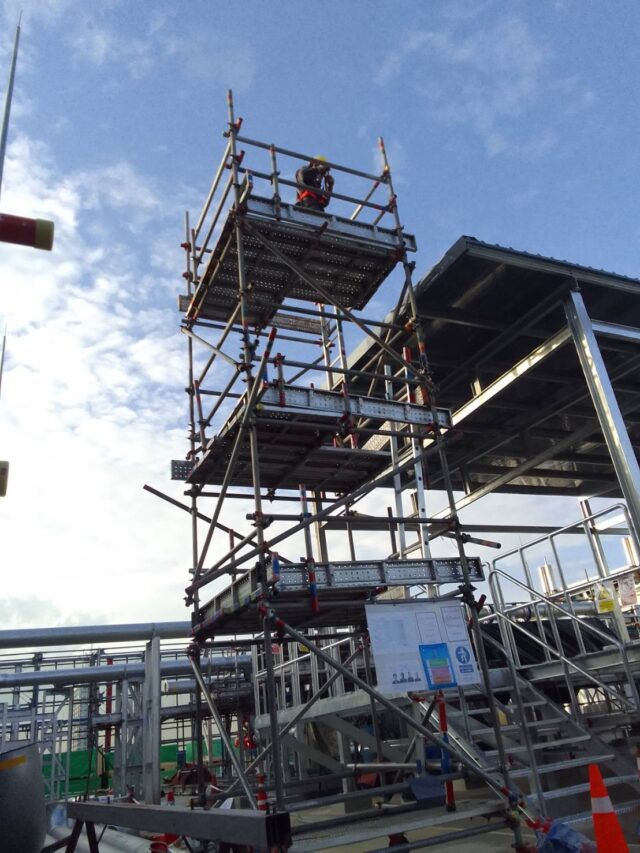 คนงานกำลังทำงานบนนั่งร้าน BS หรือกำลังทำ Checklist ตรวจสอบนั่งร้าน