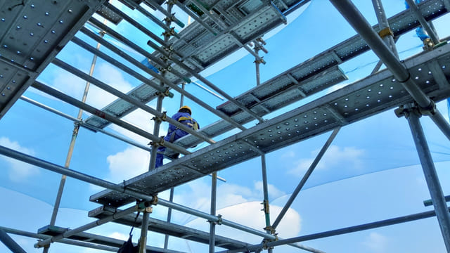 คนงานกำลังทำงานบนนั่งร้าน BS และกำลังทำการตรวจสอบ 9 Checklist ตรวจสอบนั่งร้าน