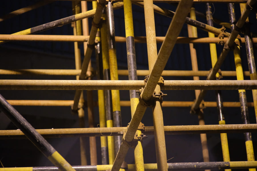 นั่งร้านที่มีอุปกรณ์นั่งร้านครบครัน