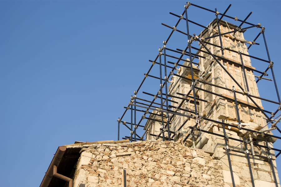 นั่งร้านที่กำลังถูกรื้อโดยผู้เชี่ยวชาญด้านการรื้อนั่งร้าน